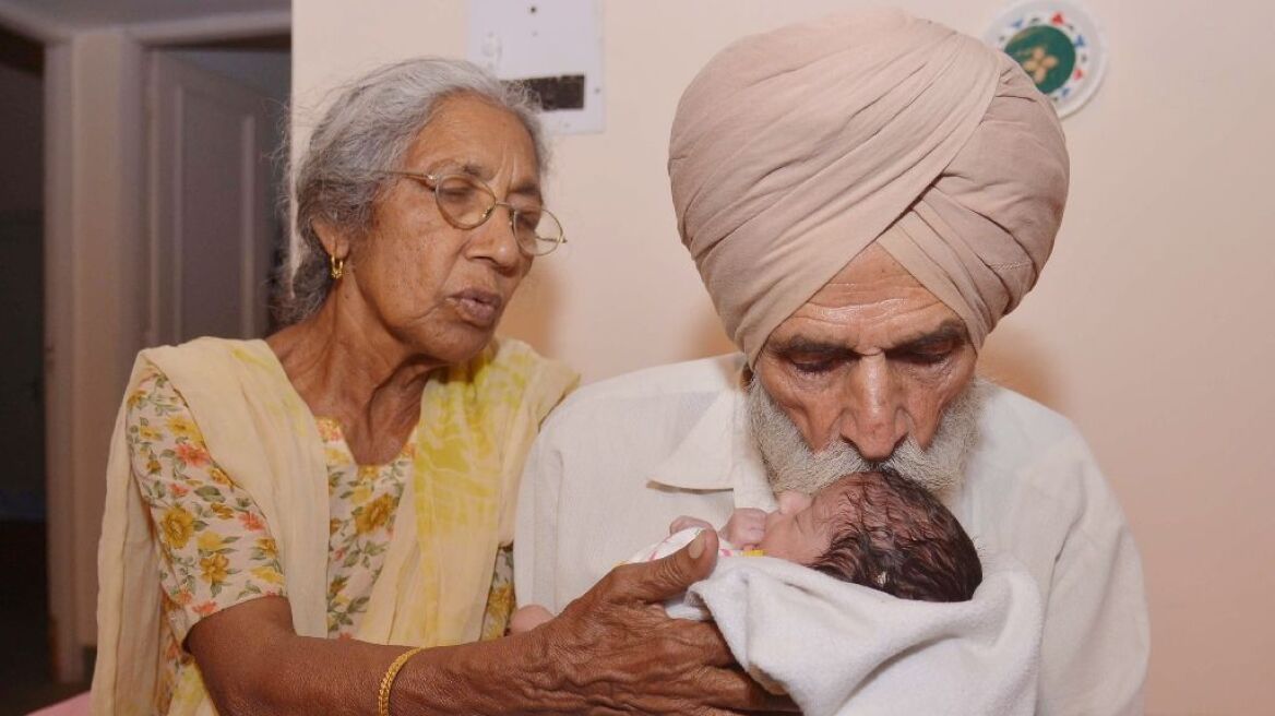 Βίντεο: Η Ινδή που γέννησε στα 70 θηλάζει το μωρό της και δηλώνει «ευλογημένη»